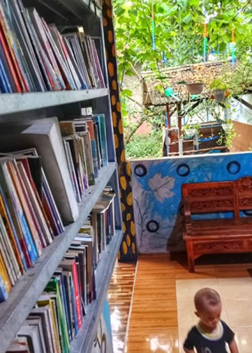 buku bacaan di taman baca